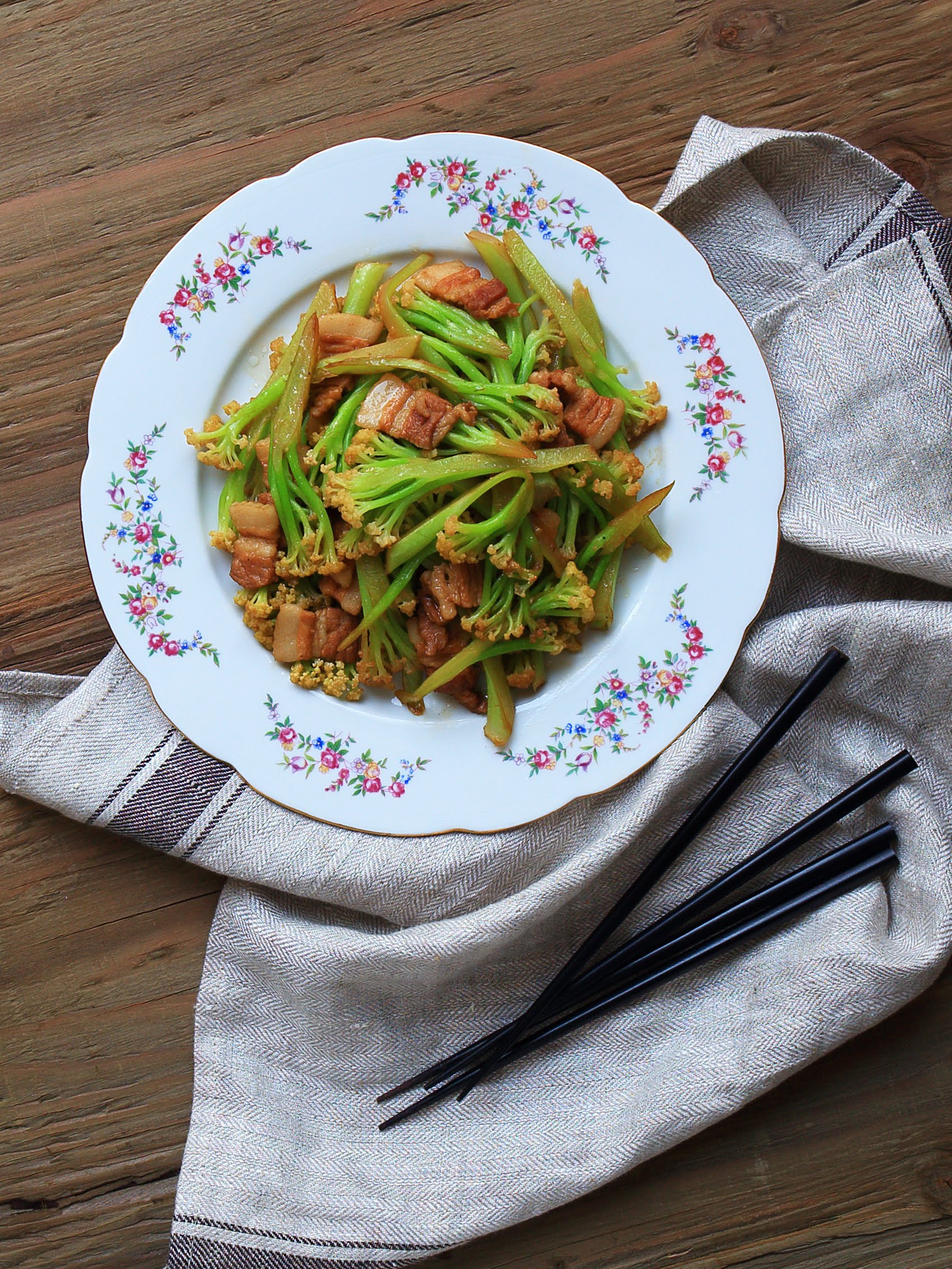 饭店1盘炒花菜几十元，自己在家做道花菜炒肉，它不香吗?,饭店1盘炒花菜几十元，自己在家做道花菜炒肉，它不香吗?的家常做法 - 美食杰饭店1盘炒 ...